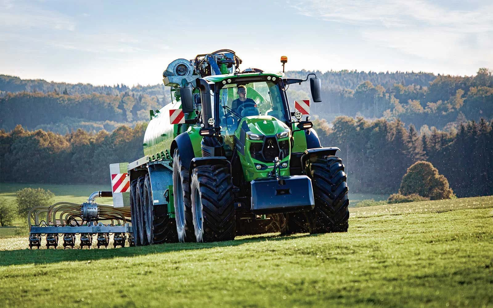Deutz-Fahr 8 Series TTV Warrior official manufacturer view 1